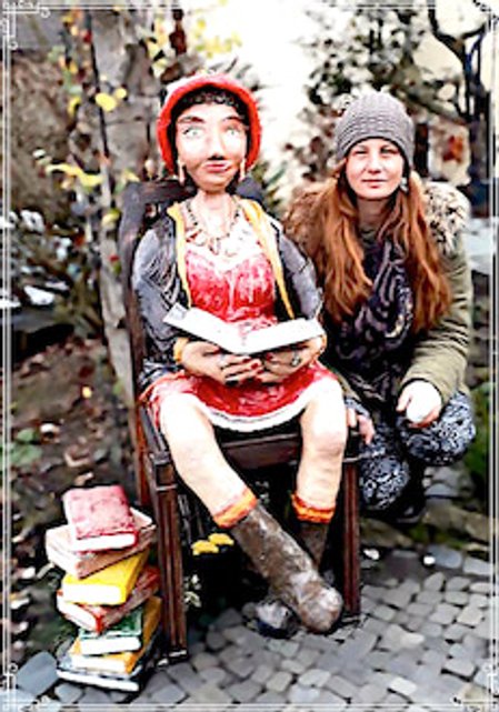 Theresa menschengroße Betonskulptur mit Künstlerin TLN - KreaFreiKunst