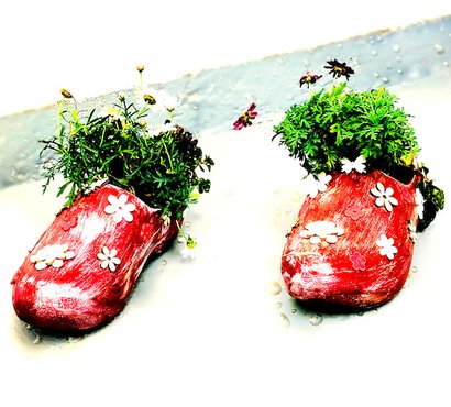 Gartendeko Gartenideen Crocs für Pflanzen und Blumenkübel Shabby Blumen - KreaFreiKunst by TLN