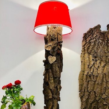 Einzigartiges Lampenkunstwerk - Leuchte aus natürlicher Baumrinde mit roten Lampenschirm  - Außergewöhnliche Lampen von KreaFreiKunst by TLN - kreafreikunst.de